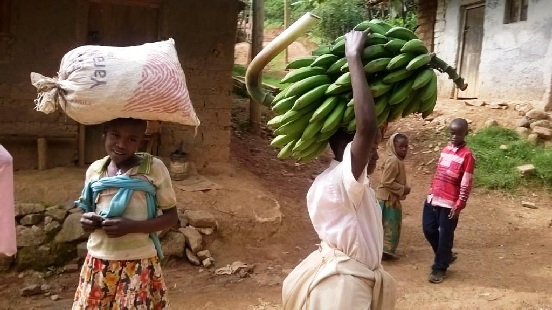 Instalacja dwóch cystern dla ludności w Gatarze (Burundi)