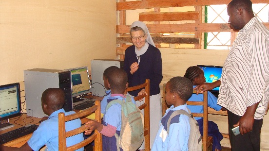 Komputery dla podstawówki w Ndiembou-Bafoussam (Kamerun)