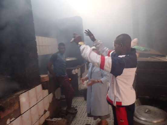 Naprawa kuchni w centralnym więzieniu w Bafoussam (Kamerun)