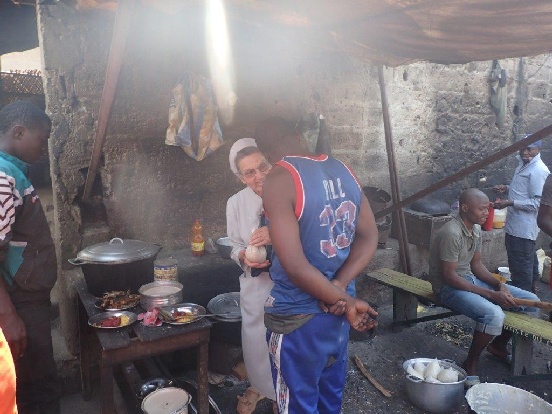 Naprawa kuchni w centralnym więzieniu w Bafoussam (Kamerun)