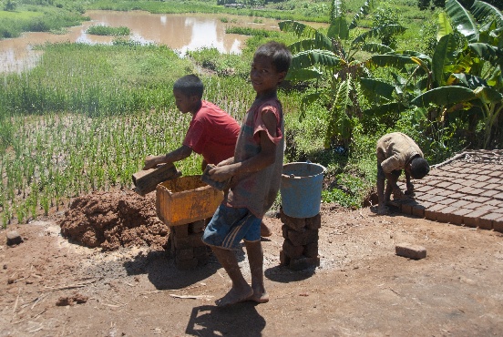 Budowa szkoły stolarskiej w Mampikony (Madagaskar)