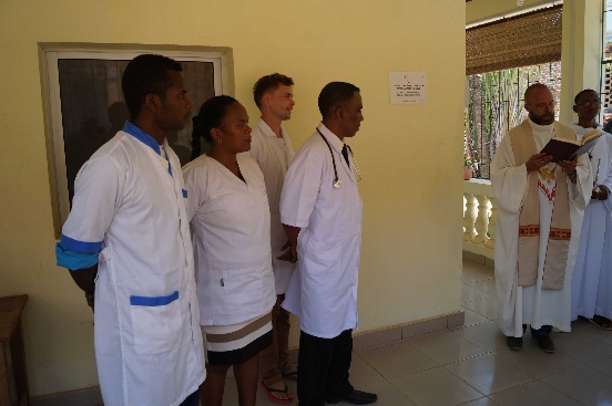 Wyposażenie przychodni w Mampikony (Madagaskar)