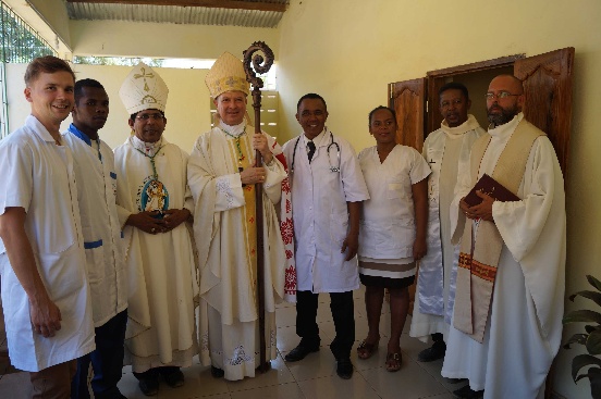 Wyposażenie przychodni w Mampikony (Madagaskar)