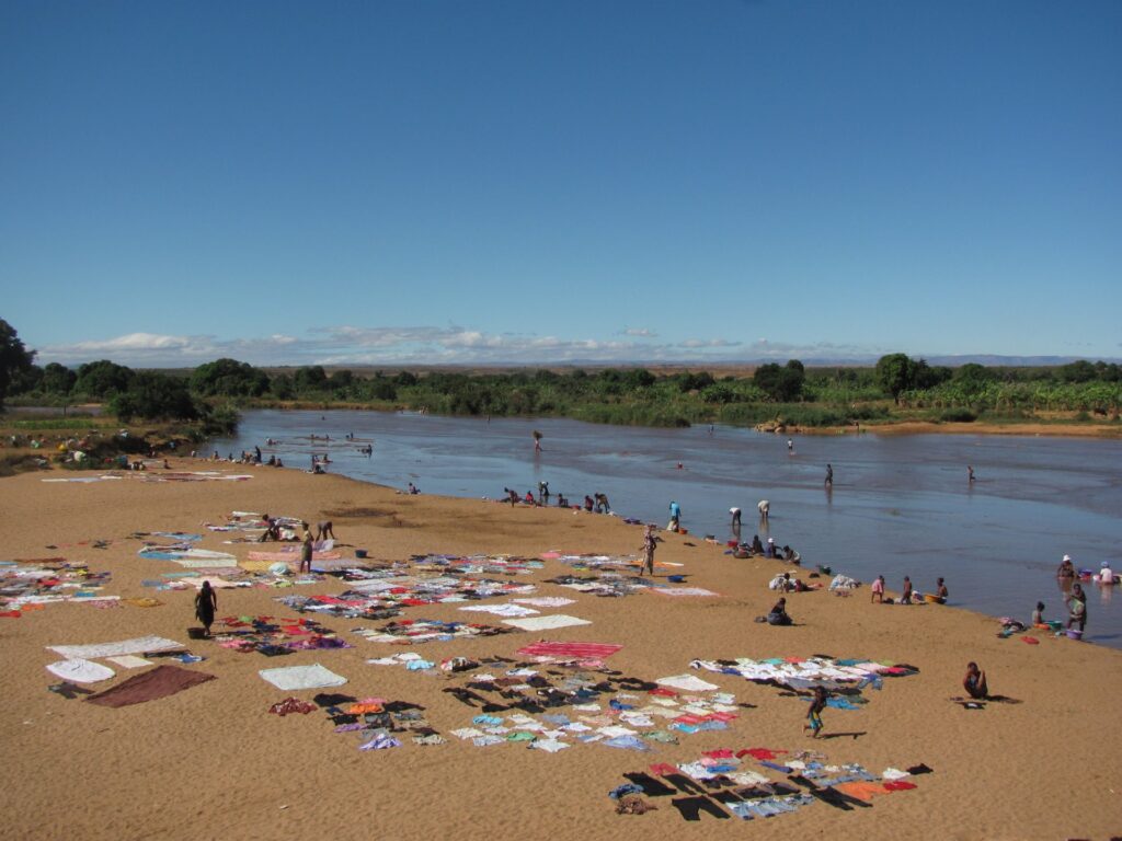 Budowa studni w Antsohikiely i Croisement Malakialina (Madagaskar)