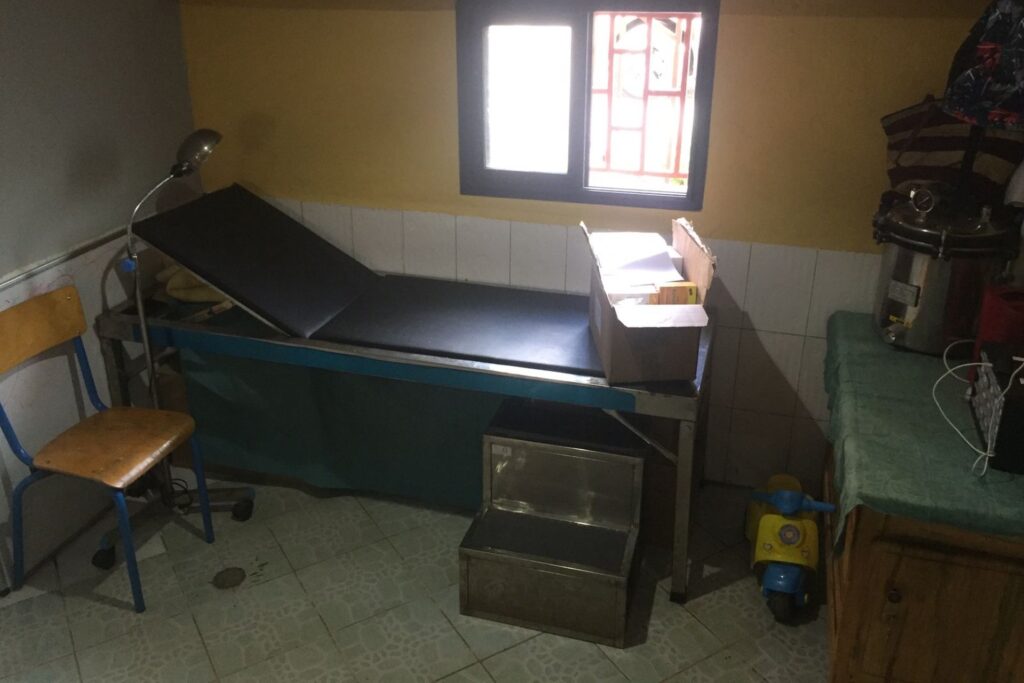 Gabinet medyczny w centrum formacji zawodowej dla dzieci ulicy w Antananarywie (Madagaskar)