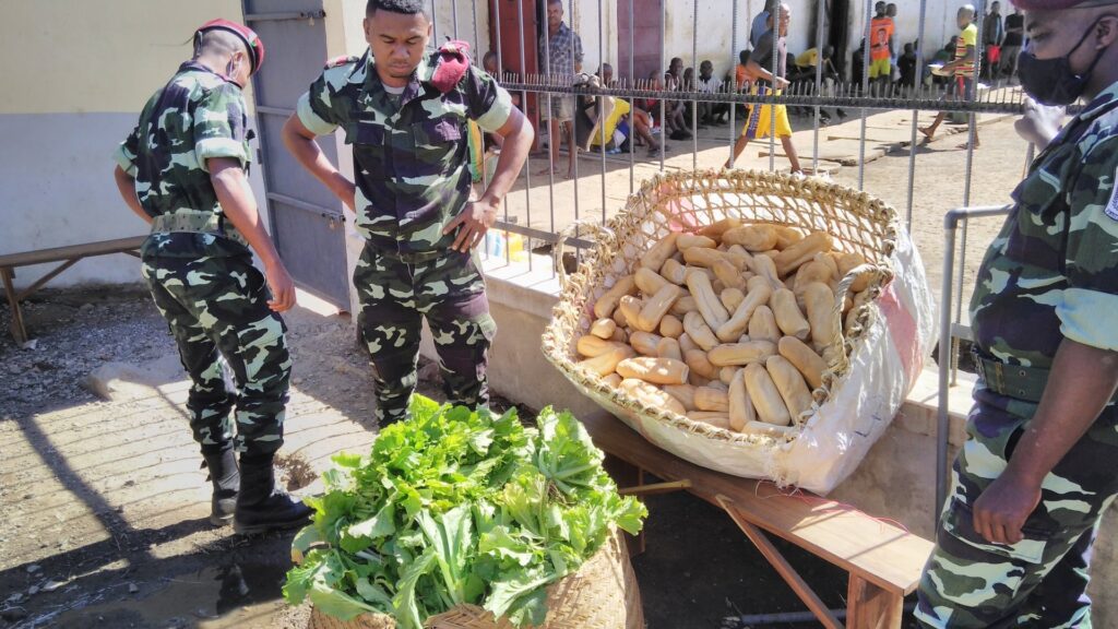 Posiłki dla więźniów w Port-Berge (Madagaskar)