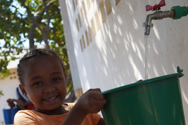 Wykończenie studni przy szkole i stołówce w Mahajanga (Madagaskar)