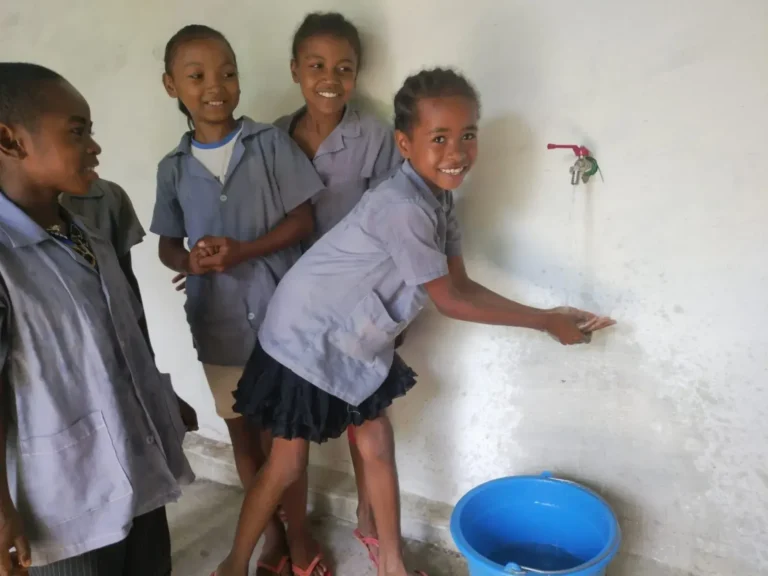 Studnie dla uczniów, studentów i wsi bez dostępu do wody pitnej (Madagaskar)