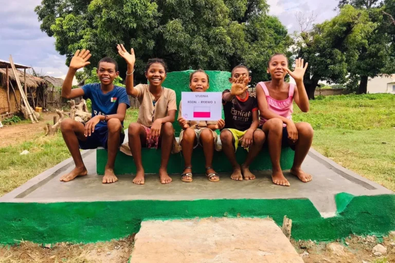 Studnie dla uczniów, studentów i wsi bez dostępu do wody pitnej (Madagaskar)