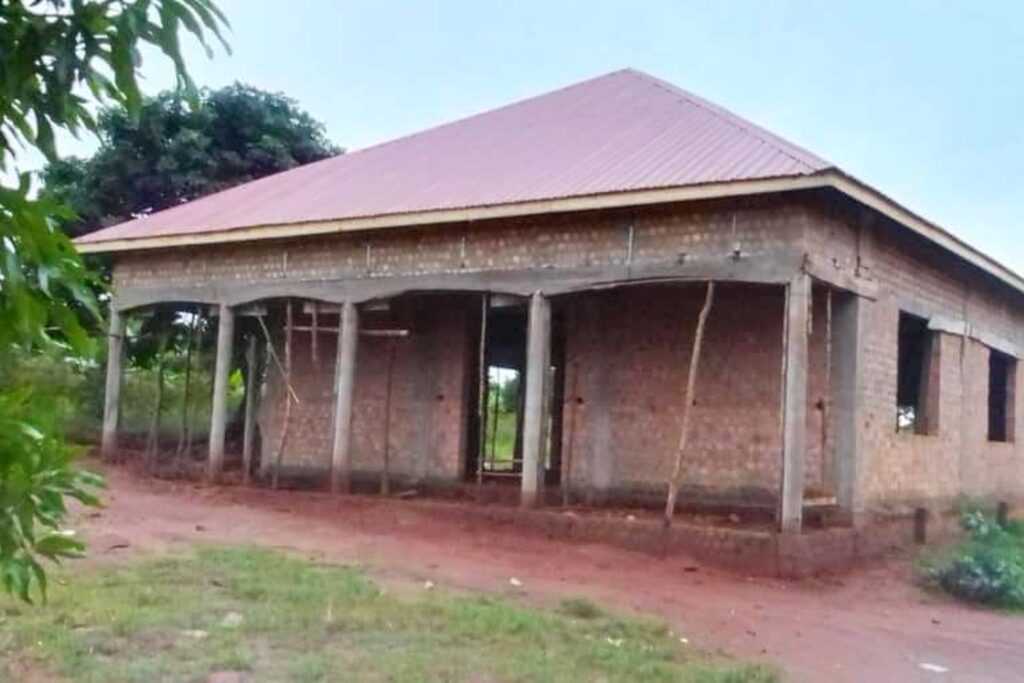 Kuchnia i stołówka przy szkole w Kirrudu (Uganda)