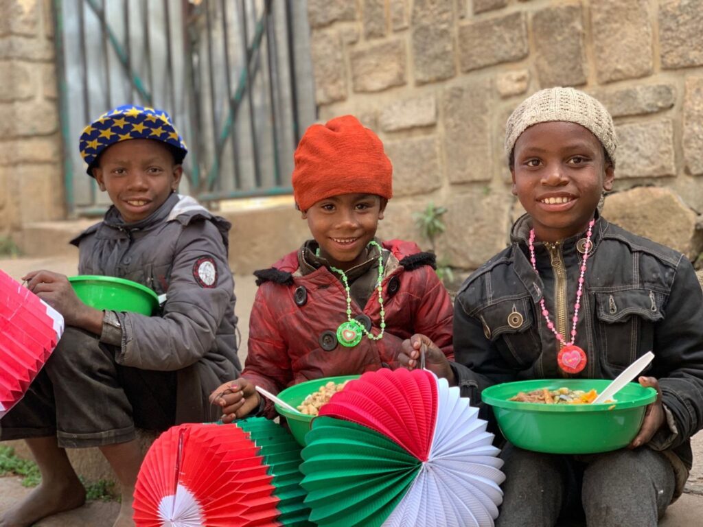 Dożywianie 1550 głodnych dzieci na Madagaskarze