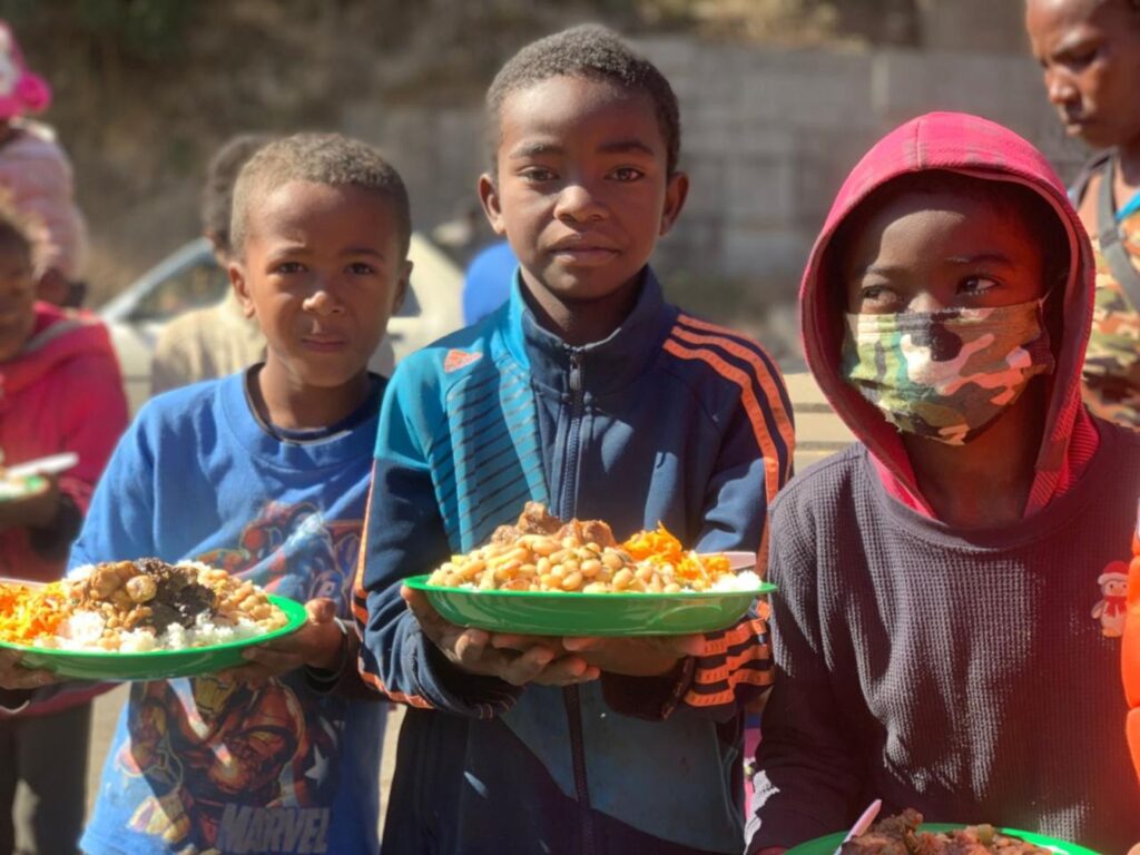 Dożywianie 1550 głodnych dzieci na Madagaskarze