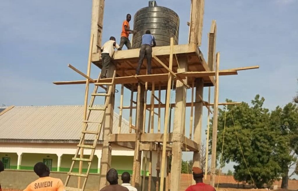 Studnia głębinowa przy ośrodku zdrowia w Madingring (Kamerun)