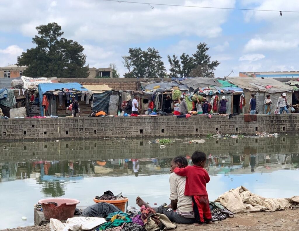 Dożywianie 1700 głodnych dzieci na Madagaskarze