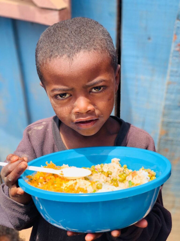 Dożywianie 1700 głodnych dzieci na Madagaskarze