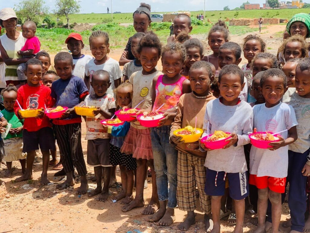 Dożywianie 1700 głodnych dzieci na Madagaskarze