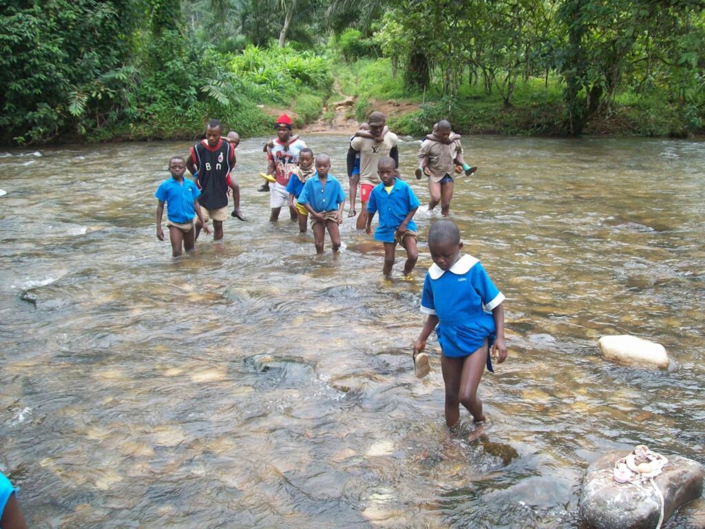 Budowa mostu w Ebase-Bajoh (Kamerun)