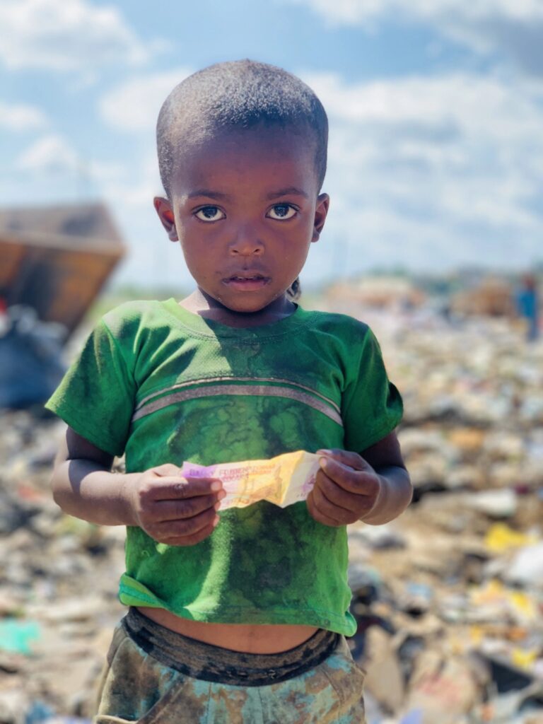 Dożywianie 1760 głodnych dzieci na Madagaskarze