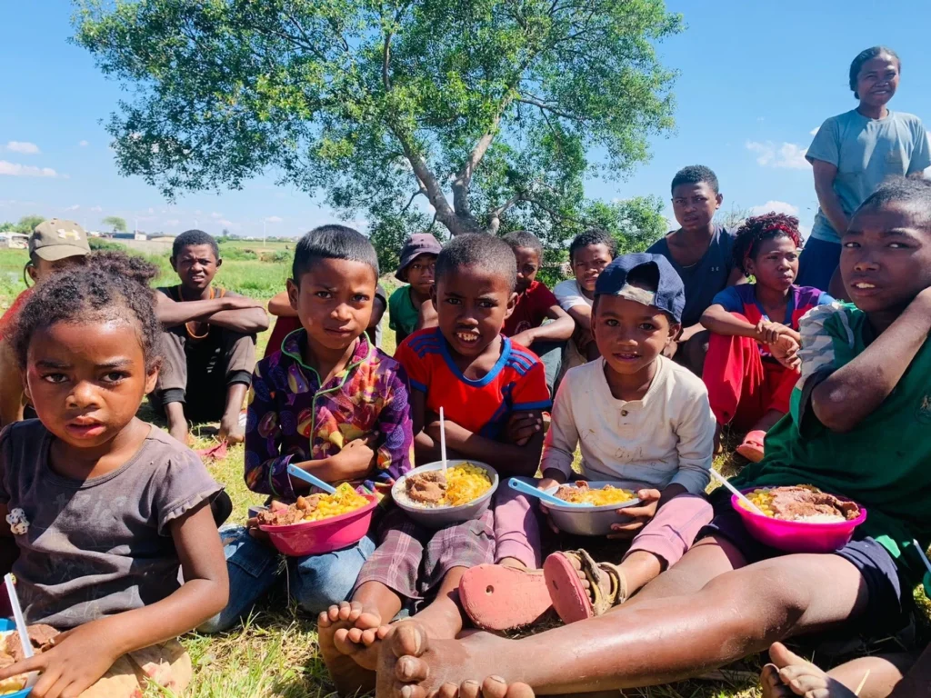 Dożywianie 1760 głodnych dzieci na Madagaskarze