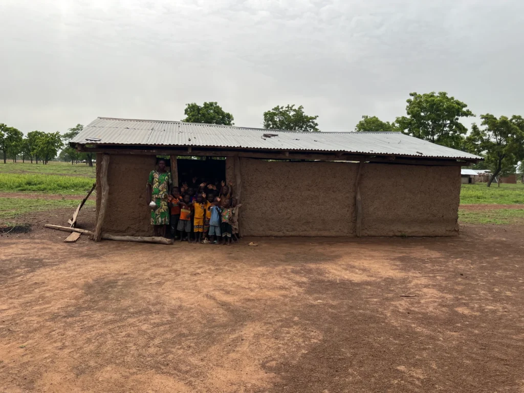 Montaż studni głębinowej dla szkoły podstawowej i przedszkola we wiosce Sinewota (Togo)