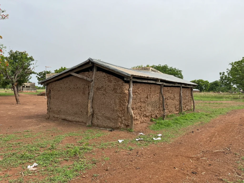 Montaż studni głębinowej dla szkoły podstawowej i przedszkola we wiosce Sinewota (Togo)