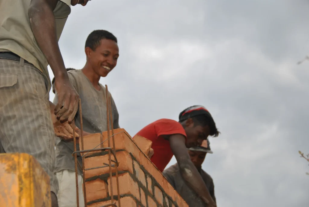 Mur dla szpitala w Mampikony (Madagaskar)